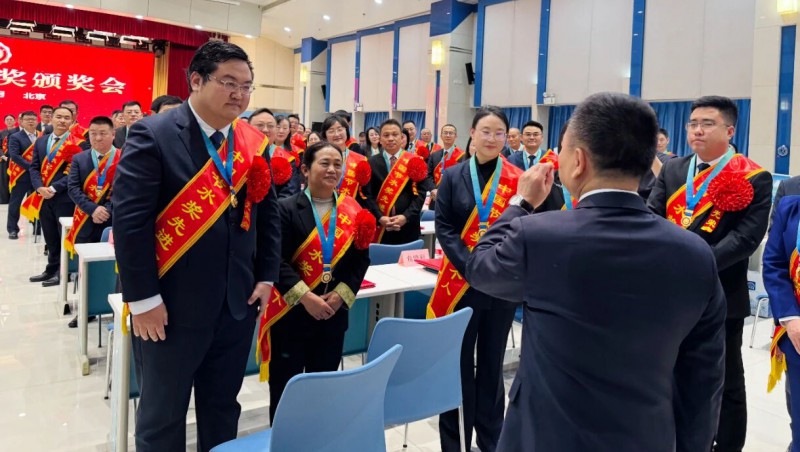 李国英亲切会见中国节水奖获奖代表，王浩宇作互换讲话
